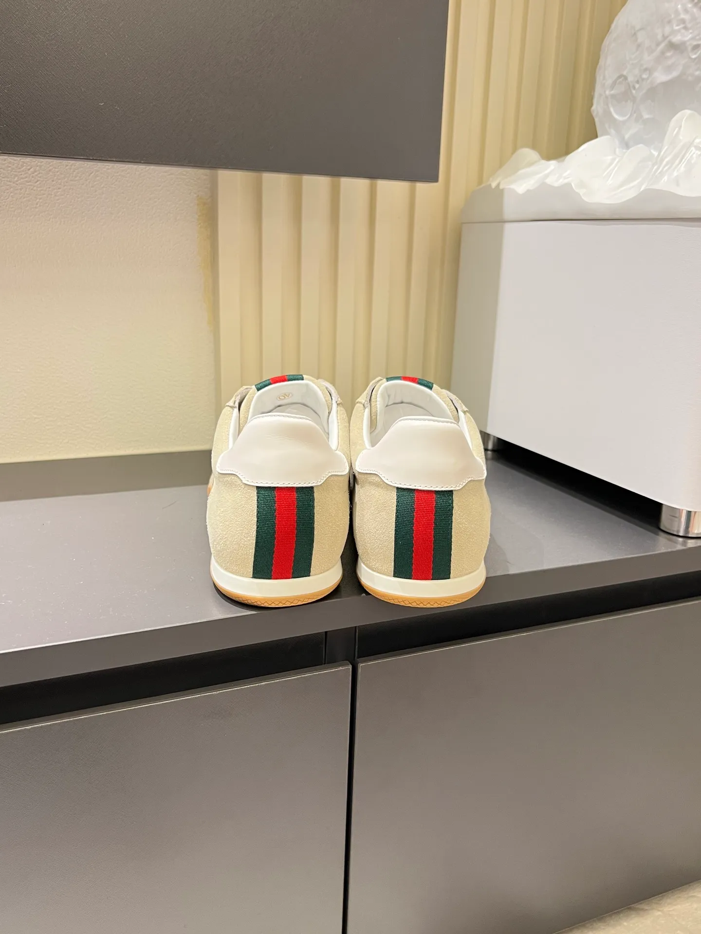 Men's shoes 💰p400 Gucci Shift series sports shoes, featuring lightweight thin sole design, suede + canvas + technical fabric splicing, perfect texture! The tongue and heel have red and green webbing, which is highly recognizable✨. The classic brown + off-white color scheme is retro and modern. The shell-toe shoe shape makes the feet smaller. It is perfect for daily wear or skirts and trousers. The upper fabric + elastic heel is easy to put on and take off, and the wrapping feeling is comfortable. It can be used for commuting and leisure. It has become one of Demna Gvasalia’s hottest items after taking over🔥. size: 38-45!